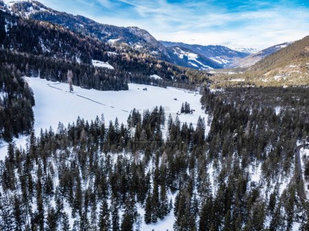 Téléchargez les photos : Belle vue aérienne de San Vigilio di Marebbe en hiver - en image libre de droit