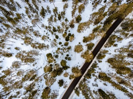hermosa vista aérea de San Vigilio di Marebbe en invierno