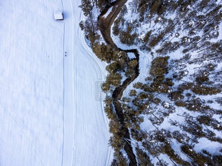 Foto de Hermosa vista aérea de San Vigilio di Marebbe en invierno - Imagen libre de derechos