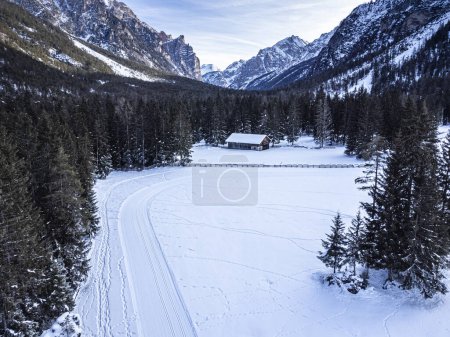Téléchargez les photos : Belle vue aérienne de San Vigilio di Marebbe en hiver - en image libre de droit