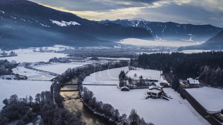 Téléchargez les photos : Vue de dessus de la vallée de la Valle di Tures en hiver, Tyrol du Sud, Italie. - en image libre de droit