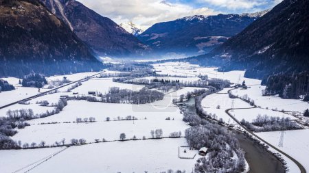 Vue de dessus de la vallée de la Valle di Tures en hiver, Tyrol du Sud, Italie. 