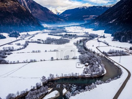 Foto de Vista desde arriba del Valle di Tures en invierno, Tirol del Sur, Italia. - Imagen libre de derechos