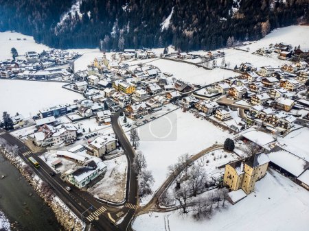 Vue de dessus de la vallée de la Valle di Tures en hiver, Tyrol du Sud, Italie. 