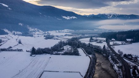 Téléchargez les photos : Vue de dessus de la vallée de la Valle di Tures en hiver, Tyrol du Sud, Italie. - en image libre de droit