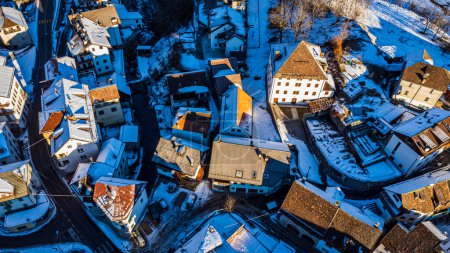 Téléchargez les photos : Belle vue aérienne de la ville de Rigolato, Italie - en image libre de droit