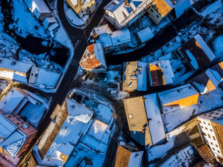 Hermosa vista aérea de la ciudad de Rigolato, Italia