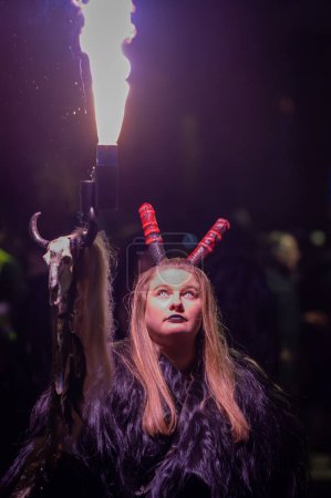Foto de Tarvisio, Italia - 8 de diciembre de 2022: Mujer en forma de demonio en el tradicional espectáculo de Krampus en la noche de Pontebba en Italia. - Imagen libre de derechos