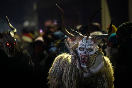 Foto de Krampus. Demonios de Navidad. Esperando a San Nicolo - Imagen libre de derechos