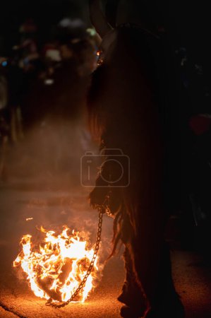 Foto de Krampus. Demonios de Navidad. Esperando a San Nicolo - Imagen libre de derechos