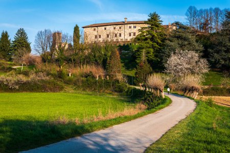 Téléchargez les photos : Vue panoramique sur le magnifique château médiéval en Italie - en image libre de droit