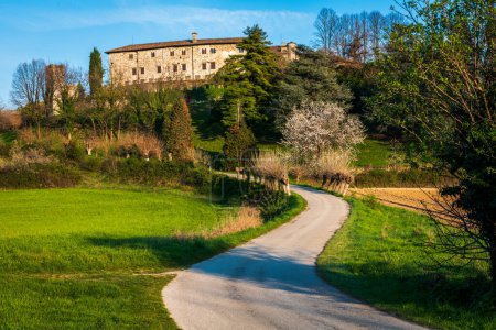 Téléchargez les photos : Vue panoramique sur le magnifique château médiéval en Italie - en image libre de droit