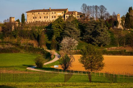 Foto de Vista panorámica del hermoso castillo medieval en Italia - Imagen libre de derechos