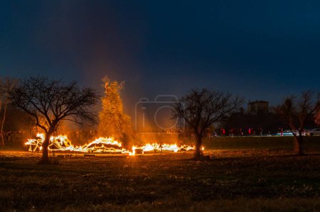 Foto de Epifanía fuegos de tradición en Friuli - Imagen libre de derechos