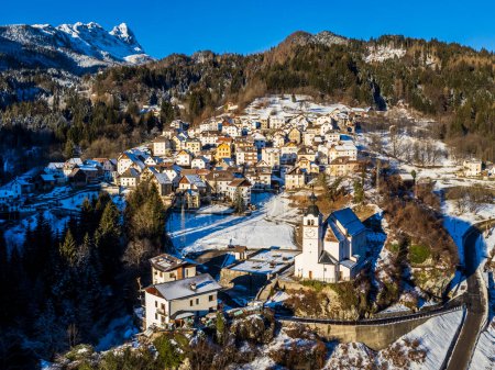 Foto de Rigolato es un municipio poco tradicional con 400 habitantes en la provincia italiana de Udine. - Imagen libre de derechos