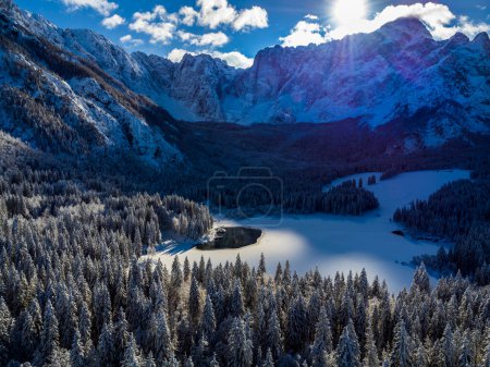 Téléchargez les photos : Plan panoramique des lacs gelés de Fusine dans la forêt de Tarvisio, Italie - en image libre de droit