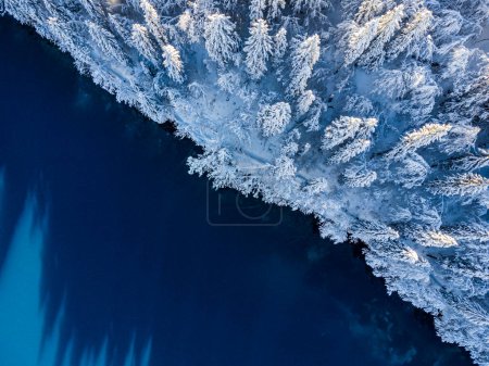 Szenische Aufnahme gefrorener Fusine-Seen im Wald von Tarvisio, Italien