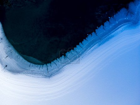 Téléchargez les photos : Plan panoramique des lacs gelés de Fusine dans la forêt de Tarvisio, Italie - en image libre de droit