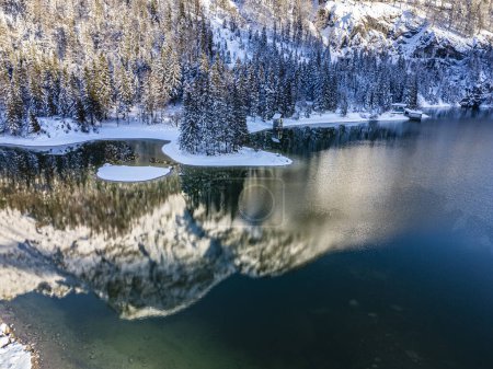 Foto de Magia de nieve en el lago Predil y en el bosque de Tarvisio - Imagen libre de derechos
