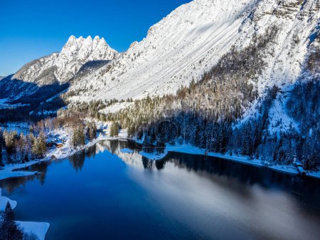 Téléchargez les photos : Magie des neiges sur le lac Predil et dans la forêt de Tarvisio - en image libre de droit
