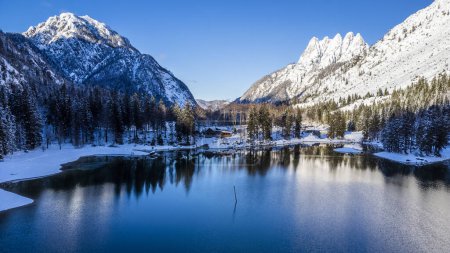 Téléchargez les photos : Magie des neiges sur le lac Predil et dans la forêt de Tarvisio - en image libre de droit