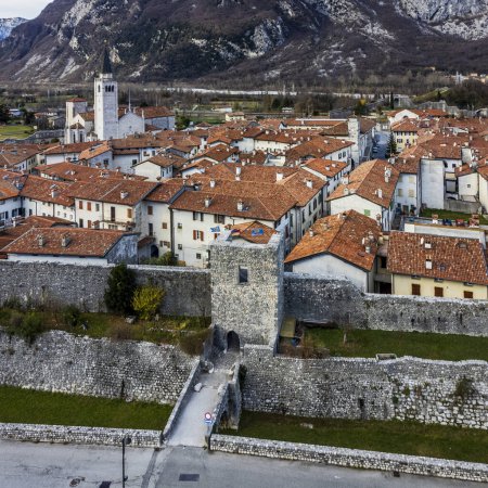 Foto de Vista aérea de la antigua ciudad de Venzone rodeada de paredes de piedra - Imagen libre de derechos