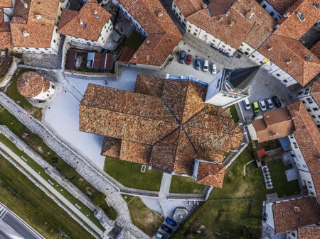 Téléchargez les photos : Vue aérienne de l'ancienne ville de Venzone entourée de murs de pierre - en image libre de droit