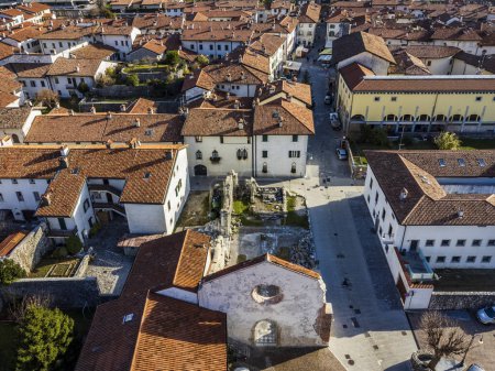 vista aérea de la antigua ciudad de Venzone rodeada de paredes de piedra