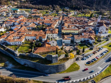 Foto de Vista aérea de la antigua ciudad de Venzone rodeada de paredes de piedra - Imagen libre de derechos
