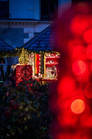 Nahaufnahme von wunderschöner Weihnachtsdekoration in einer italienischen Kleinstadt
