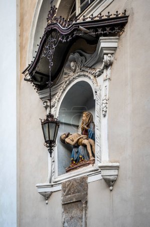 Téléchargez les photos : Statue antique dans la vieille ville de Ljubljana, capitale de la Slovénie - en image libre de droit