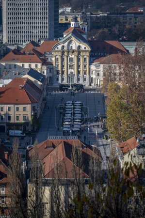 Foto de Pintoresca toma aérea de la antigua ciudad de Liubliana, capital de Eslovenia - Imagen libre de derechos