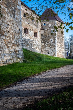 Téléchargez les photos : Plan panoramique de l'ancien bâtiment fort dans la vieille ville de Ljubljana, capitale de la Slovénie - en image libre de droit