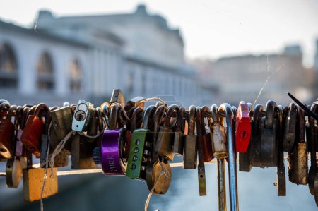 Téléchargez les photos : Gros plan des cadenas d'amour symboliques sur le pont de la ville de Ljubljana, Slovénie - en image libre de droit