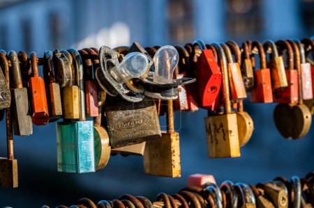 Téléchargez les photos : Gros plan des cadenas d'amour symboliques sur le pont de la ville de Ljubljana, Slovénie - en image libre de droit