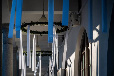 Foto de Decoración cintas blancas en la fachada del antiguo edificio en la ciudad de Liubliana, Eslovenia - Imagen libre de derechos