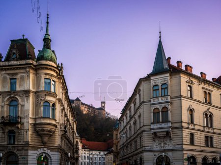 Foto de Crepúsculo sobre la antigua arquitectura de la ciudad de Liubliana, Eslovenia - Imagen libre de derechos