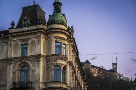 Téléchargez les photos : Crépuscule sur l'architecture ancienne de la ville de Ljubljana, Slovénie - en image libre de droit