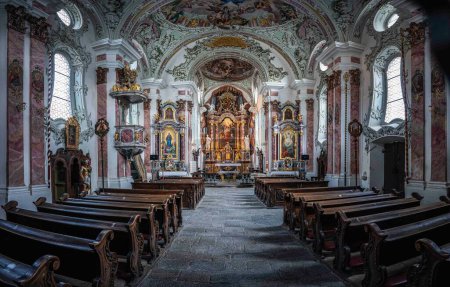 Téléchargez les photos : Intérieur de l'ancienne église de San Candido, Italie - en image libre de droit