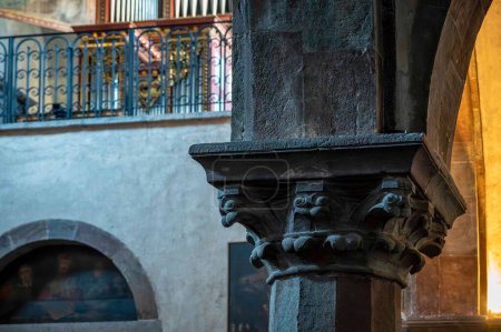 Téléchargez les photos : Intérieur de l'ancienne église de San Candido, Italie - en image libre de droit