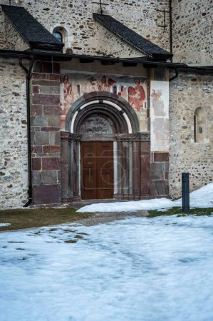 Foto de Fachada de iglesia antigua en San Candido, Italia - Imagen libre de derechos