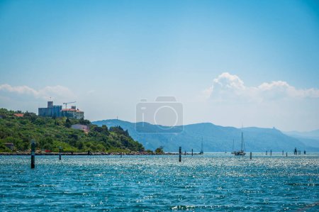 Foto de Vista desde el mar en la hermosa ciudad italiana en la orilla del mar - Imagen libre de derechos