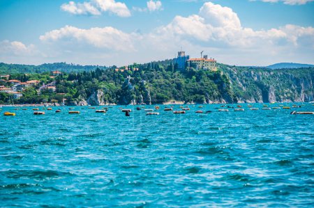 Téléchargez les photos : Vue de la mer à la belle ville italienne sur le bord de mer - en image libre de droit