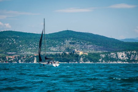 Foto de Plano panorámico de velero cerca de la costa de Italia - Imagen libre de derechos