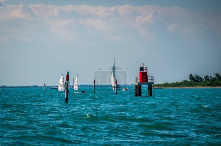 Foto de Plano panorámico de veleros cerca de la costa de Italia - Imagen libre de derechos