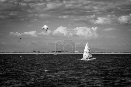 Téléchargez les photos : Vue panoramique du voilier près de la côte italienne - en image libre de droit