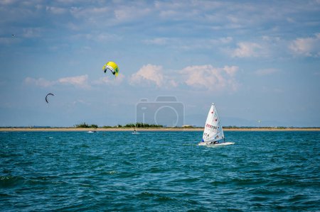 Téléchargez les photos : Vue panoramique du voilier près de la côte italienne - en image libre de droit