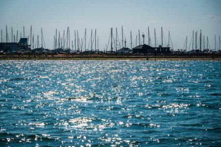 Foto de Plano escénico de la hermosa orilla del mar en el día soleado - Imagen libre de derechos