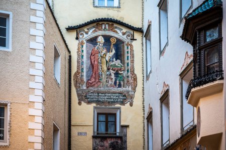 Téléchargez les photos : Bruneck, Italie - 2 janvier 2023 : architecture de la vieille ville de Bruneck, Tyrol du Sud, Italie - en image libre de droit