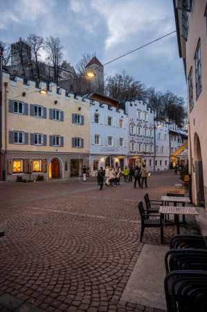 Téléchargez les photos : Bruneck, Italie - 2 janvier 2023 : architecture de la vieille ville de Bruneck, Tyrol du Sud, Italie - en image libre de droit